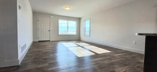 Building Photo - 3 Bedroom 2.5 Bathroom Available in Elizab...