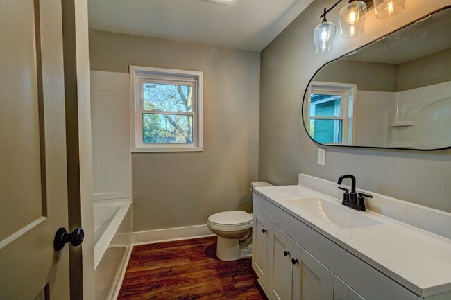 Building Photo - 824 2nd St