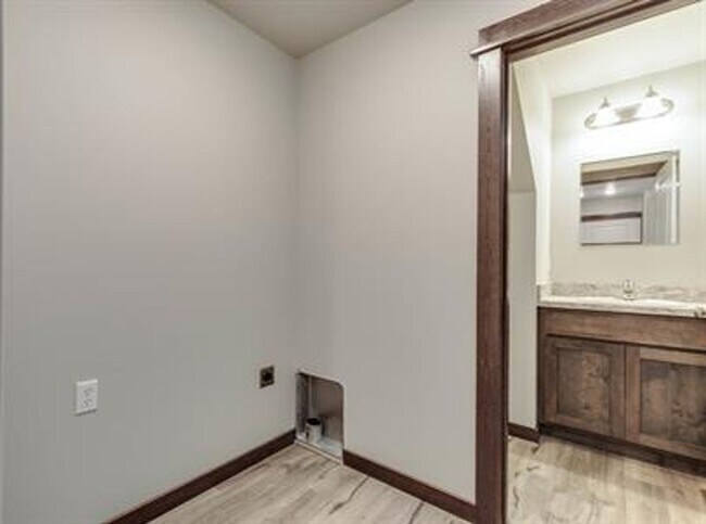 Building Photo - 1307 Westwood Cir