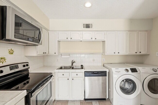 Building Photo - 496 N Post Oak Ln