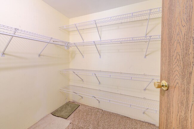 Building Photo - 650 Top Notch Ln