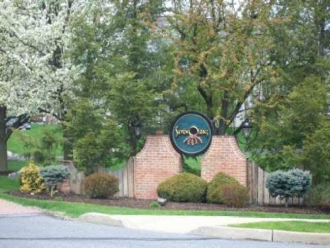 Building Photo - Great ‘Seven Oaks’ Condo