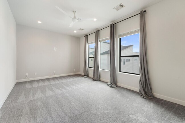 Building Photo - Stunning Freestanding Home with Soaring Ce...