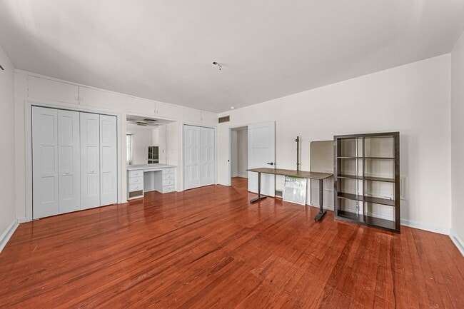 Building Photo - 1008 E Strawbridge Ave