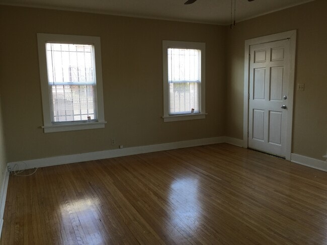 Building Photo - 2101 Hillcrest Dr