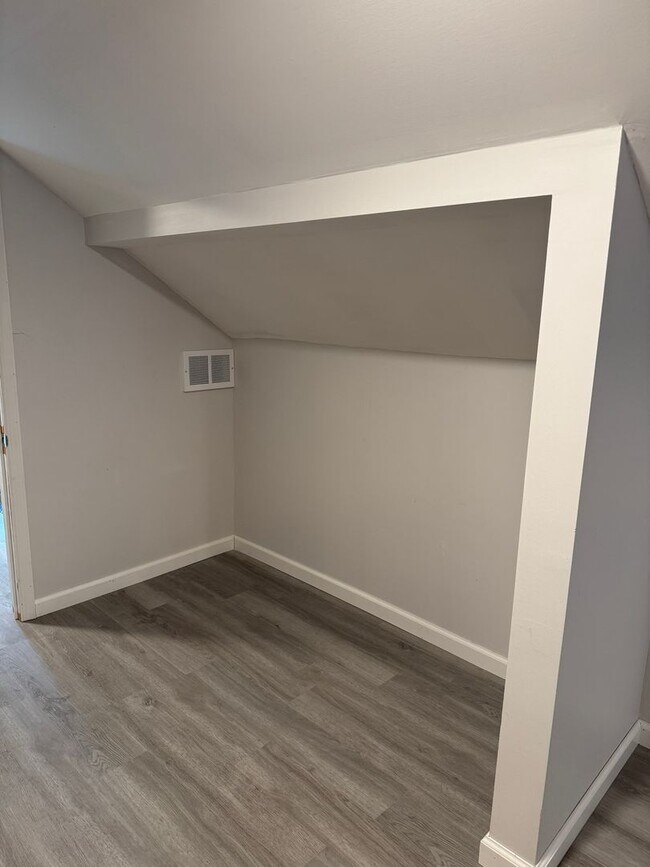 Building Photo - Charming Home in Pembroke with Yard & Storage