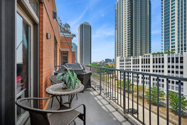 Building Photo - 330 N Clinton St