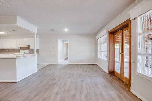 Building Photo - Large 4 bedroom!