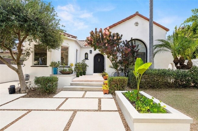 Building Photo - 129 N Crescent Heights Blvd