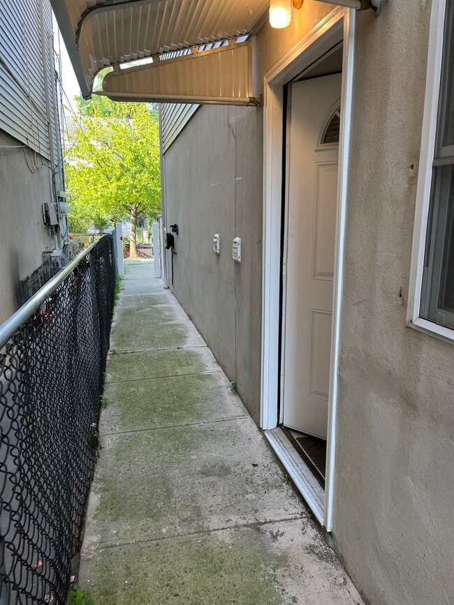 Building Photo - 19 Halleck St