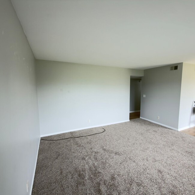 Building Photo - 2 Bedroom Upper Duplex in Breton Village!