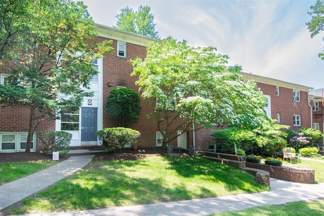 Primary Photo - 140 N Broadway