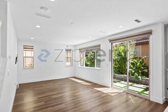Building Photo - Unit