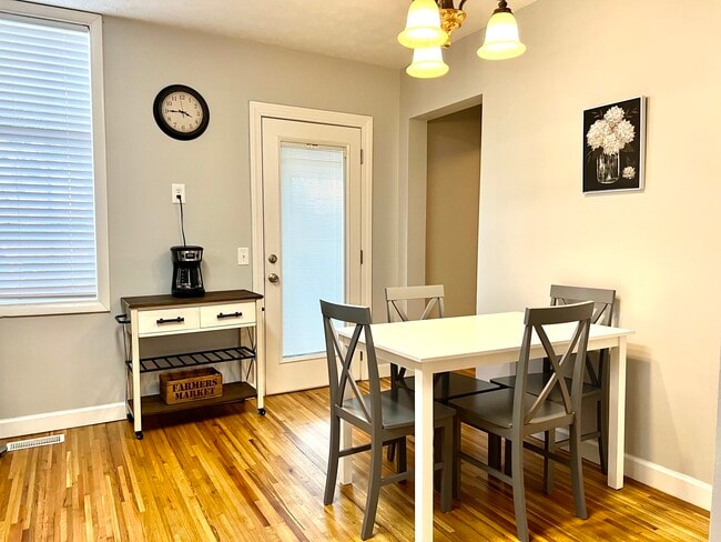 Building Photo - 404 N Benton Ave