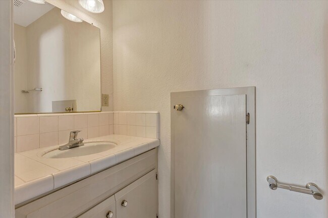 Building Photo - Tri-Level Home in Los Gatos