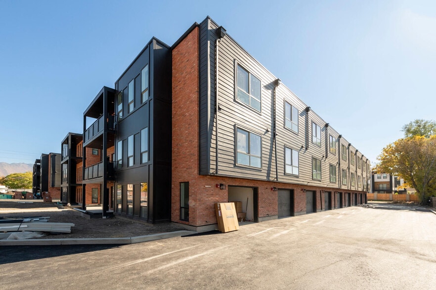 Building Photo - 884 E Rowley Dr