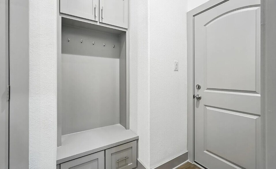 Building Photo - 716 Oak Creek Dr