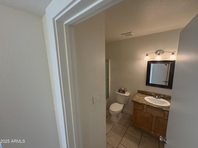 Building Photo - 1538 E Palmdale Dr