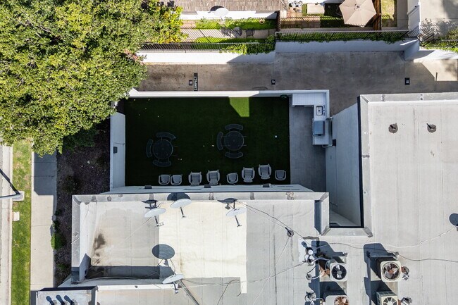 Building Photo - Smartly Designed 2-Bedroom Apartment in Pr...
