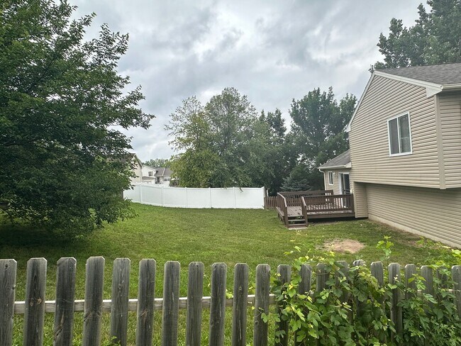 Building Photo - Three bedroom 3 bathroom in popular Bellevue