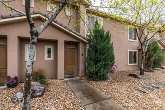 Building Photo - 3 Bedroom 2.5 Bathroom In  Sun View Townhomes