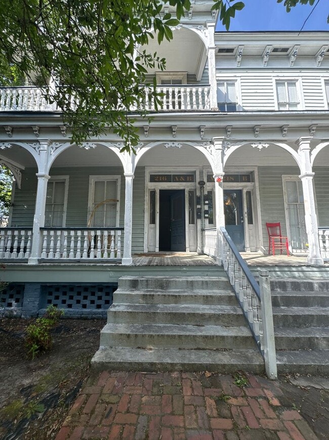 Building Photo - Large Three Bedroom Apartment - Downtown