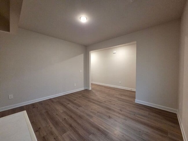 Building Photo - Beautiful and spacious! Ready for move in!