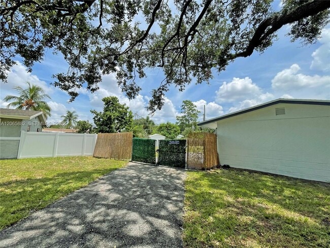 Building Photo - 1606 NW 12th Ave