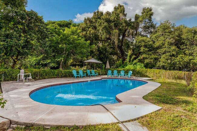 Building Photo - 2233 E Kaley Ave