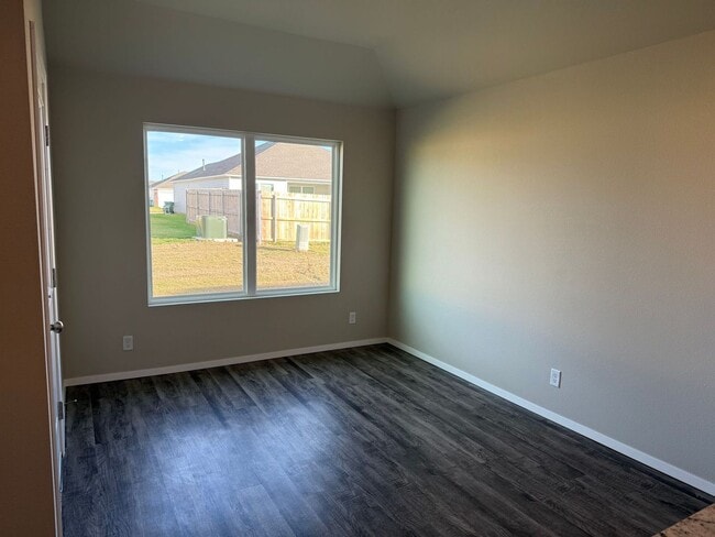 Building Photo - Welcome home to your 4 bed, 2 bath home in the desirable area of Broken Arrow, OK.