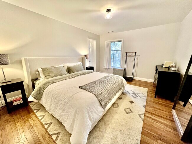 Building Photo - 326 Ponus Ridge Rd