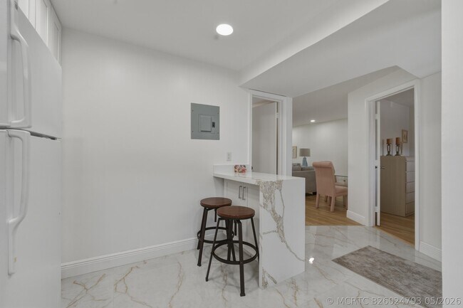 Building Photo - 371 S Hollybrook Dr