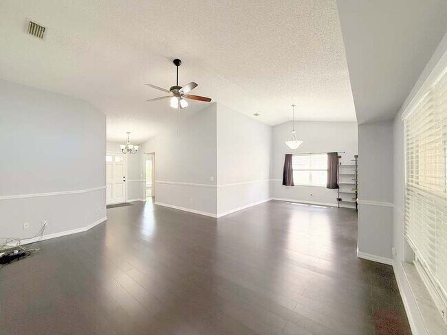 Building Photo - 1118 Hardwood Dr