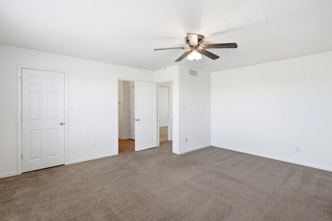 Building Photo - 2401 Northampton Dr