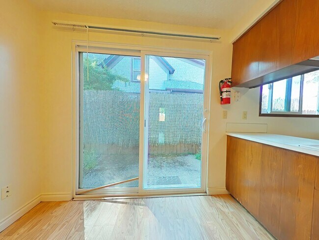 Building Photo - 2 Bedroom Duplex ~ Close to Campus