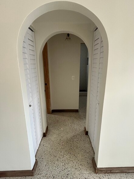 Building Photo - 910 SW 4th Ave