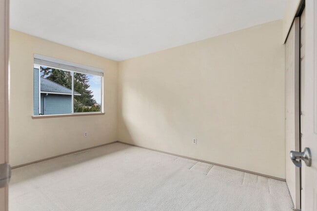 Building Photo - Beautiful 3 Bedroom Home in Bridle Trails