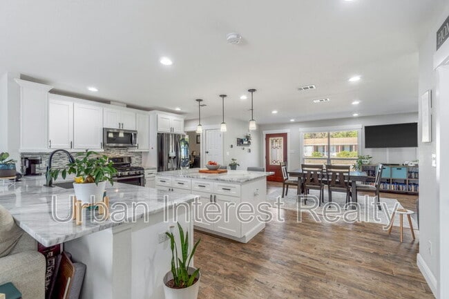 Building Photo - 708 Marcia Cir