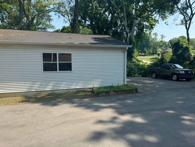 Building Photo - 332 Lynn Dr