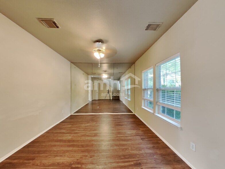 Building Photo - 26893 Kings Park Hollow Dr