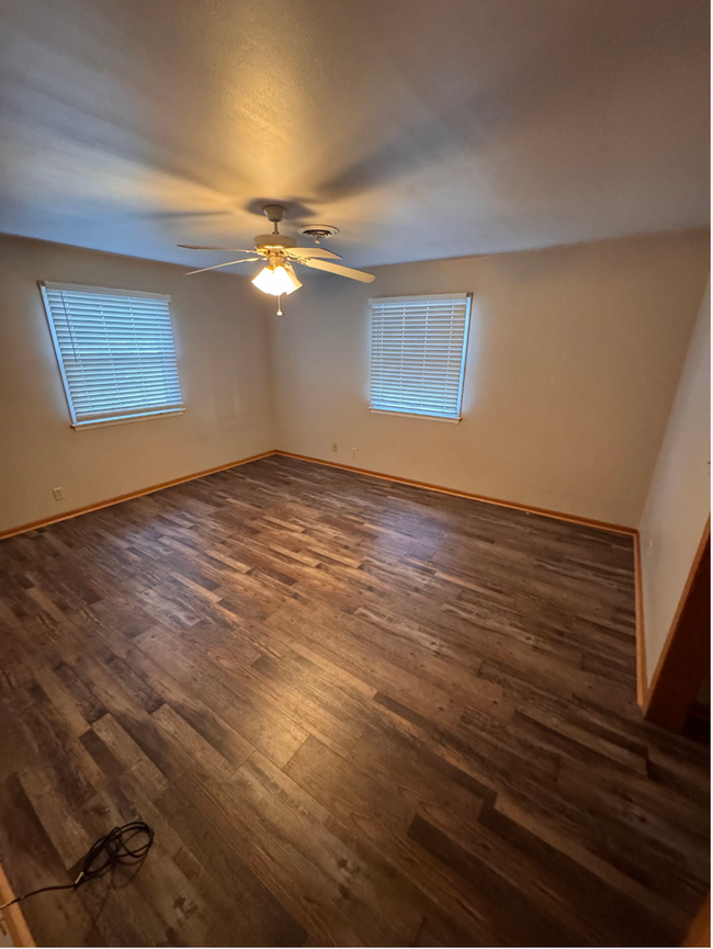 Building Photo - 2 Bedroom, 2 Bath Upper Level Remodeled Ap...