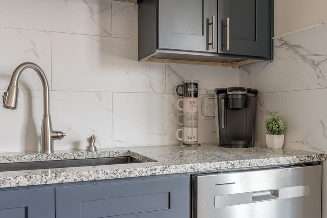 Building Photo - 5601 N Northwood Rd