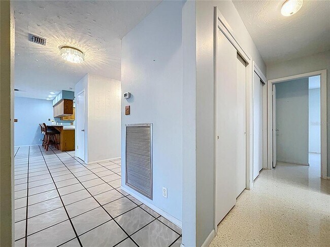 Building Photo - 1601 Riverhills Dr