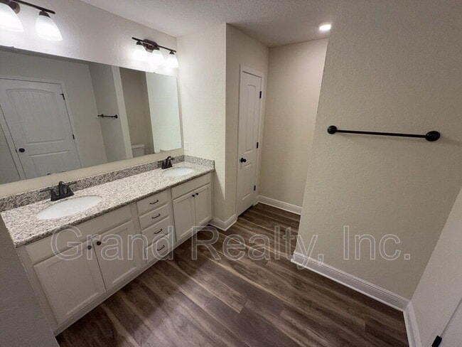 Building Photo - 4417 Village Oak Ln