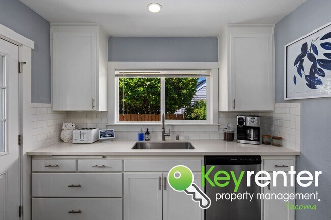 Building Photo - Remodeled Tacoma Gem with Private Yard, Ga...