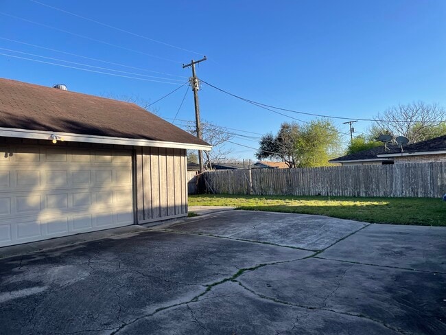 Building Photo - 4830 French Dr