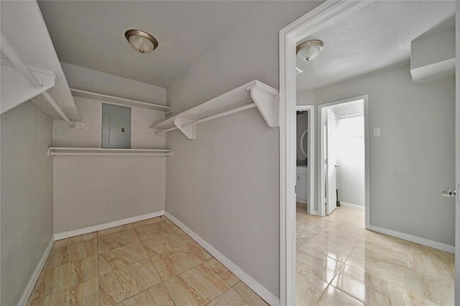 Building Photo - 10071 Woodhollow Dr
