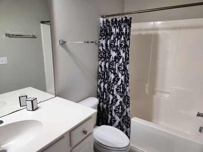 Building Photo - 3 Bedroom 2 Bathroom Condo in Belle Vista Gated Community