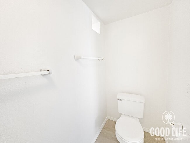 Building Photo - Spacious 2B/2BA condo available in San Carlos!