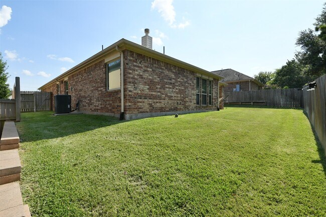 Building Photo - 221 Lake Estates Dr